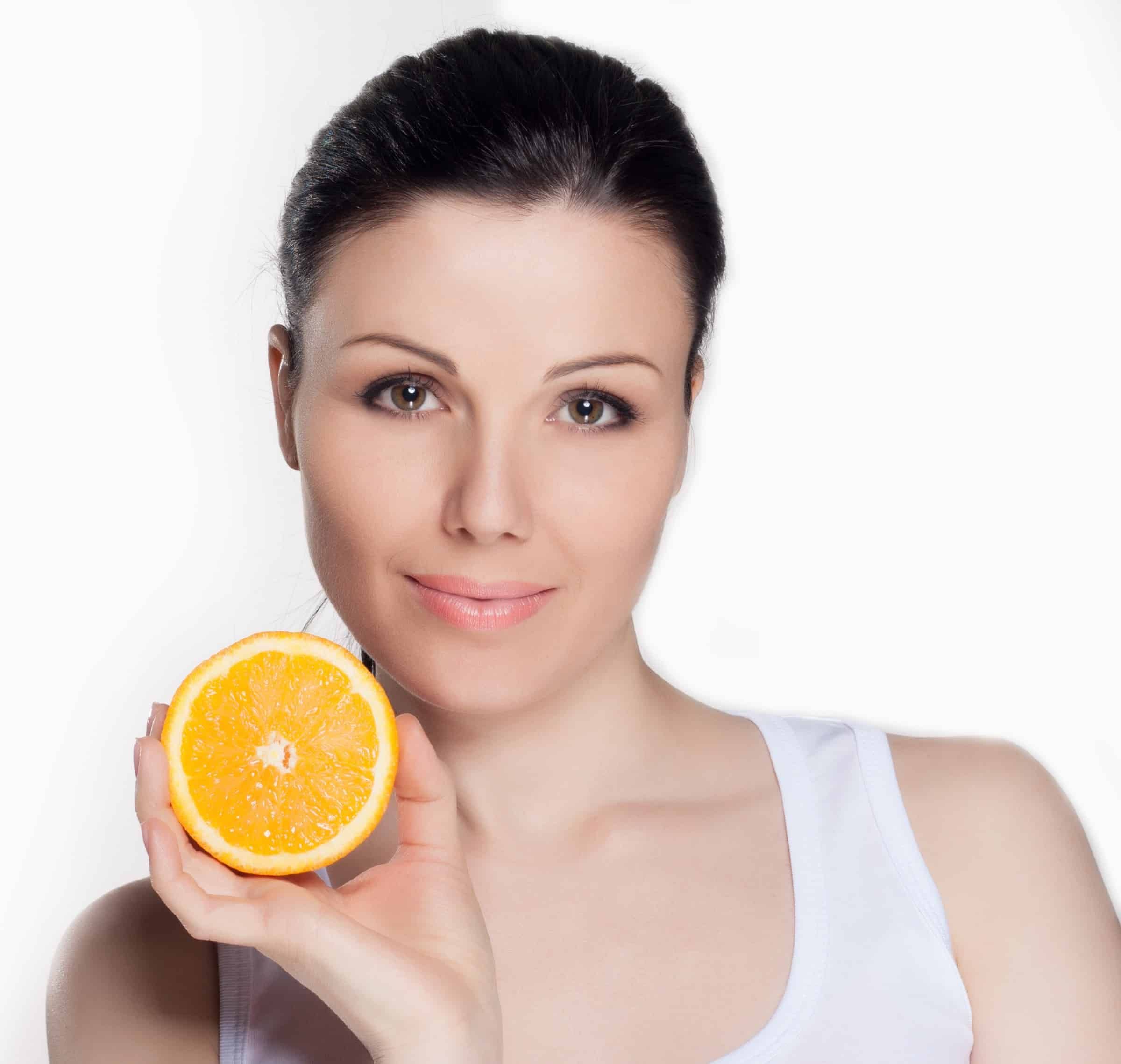vrouw met sinaasappel in hand